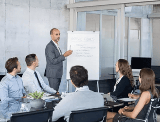 Equipo de trabajo en una reunión de negocios en una oficina moderna.