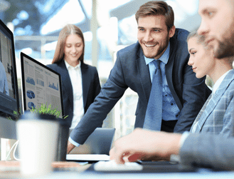 Equipo de negocios trabajando en oficina moderna con tecnología avanzada.