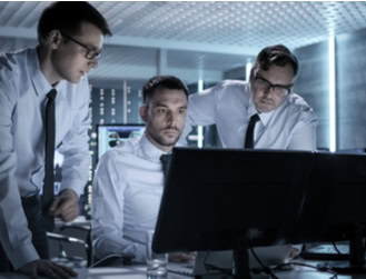 Equipos de tecnología en oficina moderna, trabajo en equipo, innovación tecnológica.